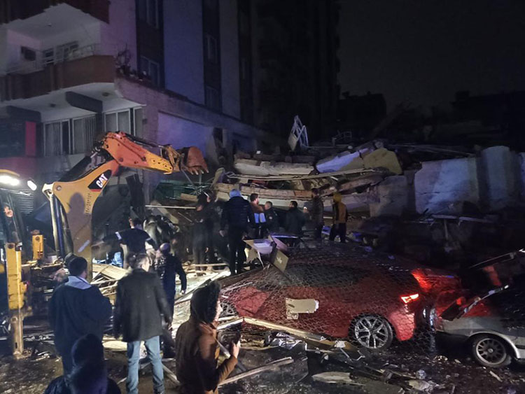 Kahramanmaraş'ın Pazarcık ilçesinde 7,4 büyüklüğünde deprem meydana geldi. Afet ve Acil Durum Yönetimi Başkanlığının (AFAD) internet sitesinde yer alan bilgiye göre, deprem saat 4.17'de, Kahramanmaraş'ın Pazarcık ilçesinde gerçekleşti. Gaziantep'in Nizip ilçesinde de deprem nedeniyle bir bina yıkıldı.  ( İrfan Aydoğdu - Anadolu Ajansı )