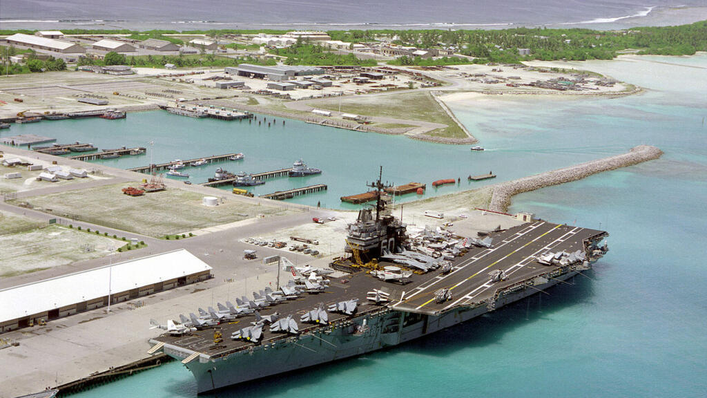 1280px-uss_saratoga_cv-60_moored_december_1985_0.jpg