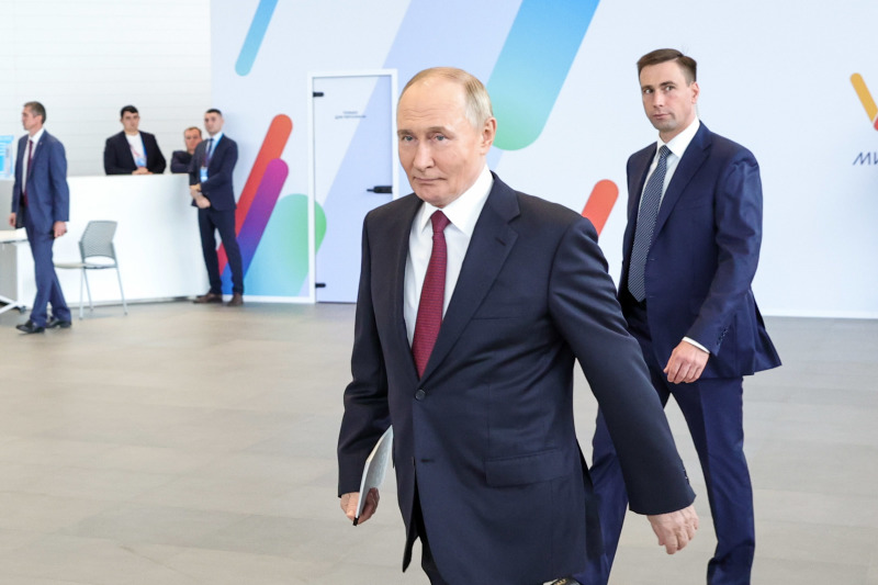 Россия. Москва. Президент РФ Владимир Путин во время участия в международном атомном форуме &quot;Мировая атомная неделя&quot;