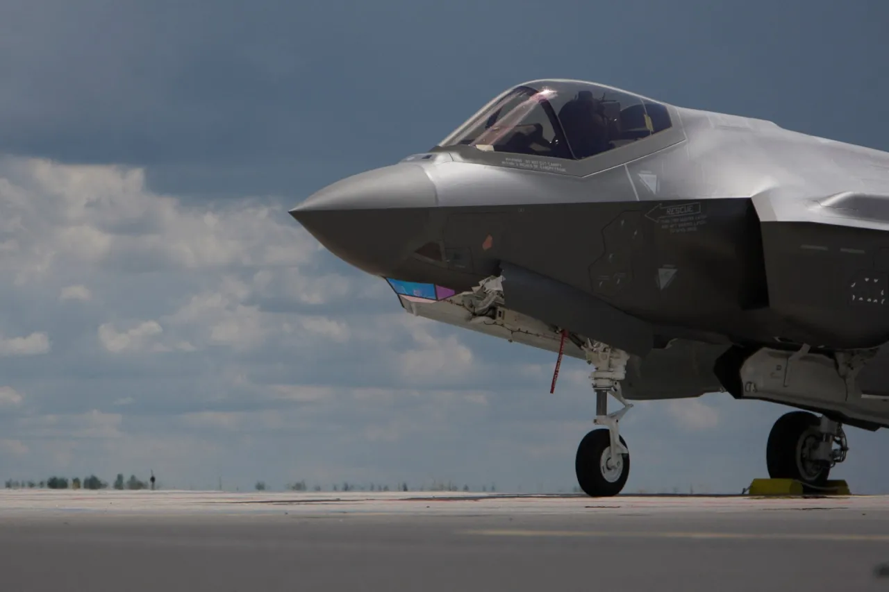 2026-06-12T161709Z_1331912444_RC2ASLAFK1VY_RTRMADP_3_POLAND-MILITARY-F35.webp
