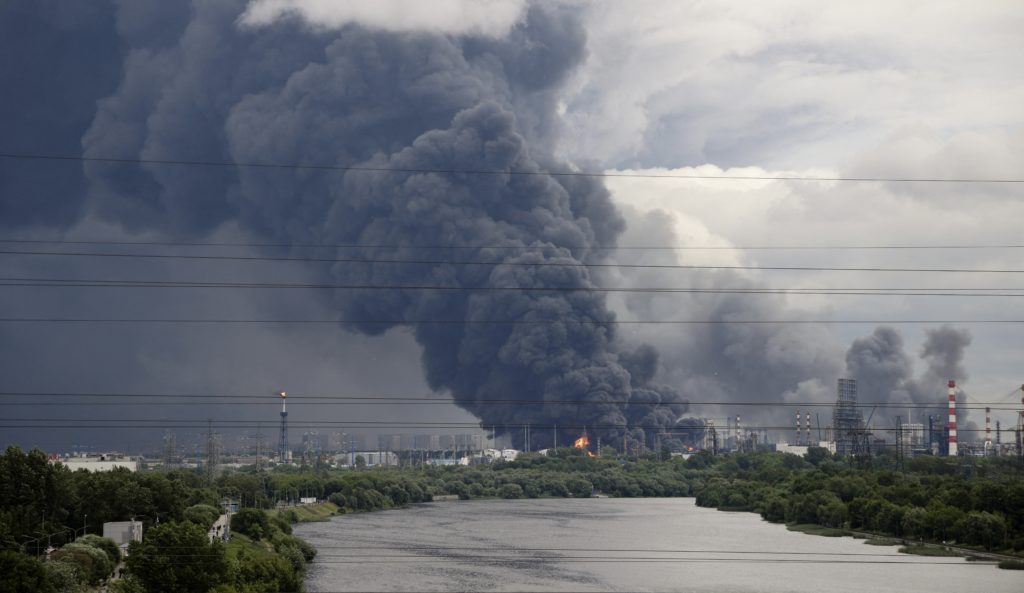 Thick plumes of smoke with flames rise from an oil refinery following a Ukrainian drone attack in the course of Russia-Ukraine conflict, in Moscow, Russia, June 18, 2026, in this picture obtained from social media. SOCIAL MEDIA/via REUTERS  THIS IMAGE HAS BEEN SUPPLIED BY A THIRD PARTY.