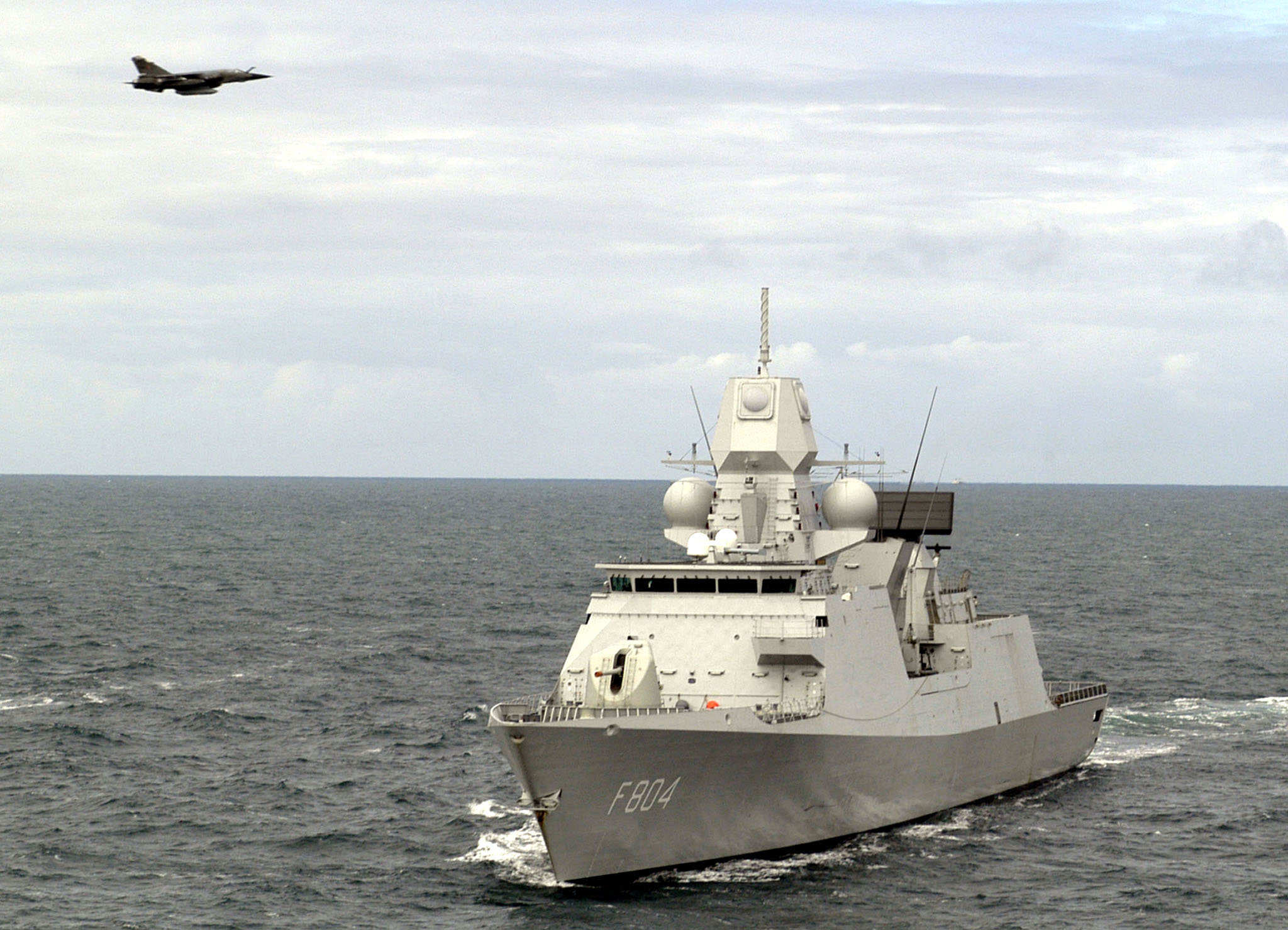    In Zee, 26-05-2004.Bronvermelding verplicht: Foto: Ruud Mol - Koninklijke Marine.HrMs de Ruyter tijdens oefening Falcon Nut.                             