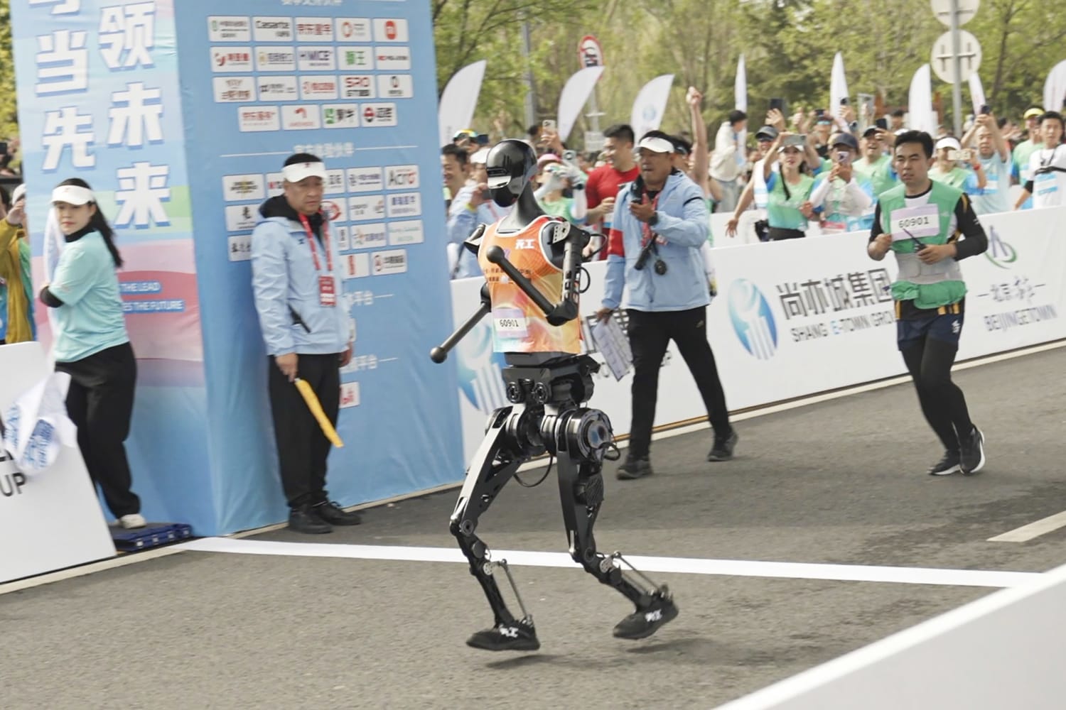 250422-china-robot-marathon-mb-0803-070758.jpg