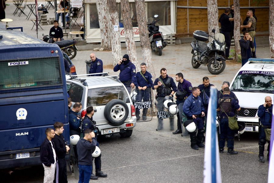 Ισχυρές αστυνομικές δυνάμεις έξω από το Βενιζέλειο Νοσοκομείο Ηρακλείου, όπου έχουν μεταφερθεί νεκροί και τραυματίες από την αιματηρή σύγκρουση στα Βορίζια, Σάββατο 1 Νοεμβρίου 2025.  Πυροβολισμοί με δυο νεκρούς και 15 τουλάχιστον τραυματίες σημειώθηκε το μεσημέρι του Σαββάτου  στο χωριό Βορίζια Ηρακλείου με τις πρώτες πληροφορίες να αναφέρουν ότι οι δράστες γάζωσαν σπίτια και αυτοκίνητα ως αντίποινα μετά την τοποθέτηση εκρηκτικού μηχανισμού σε υπό κατασκευή οικία.  width=