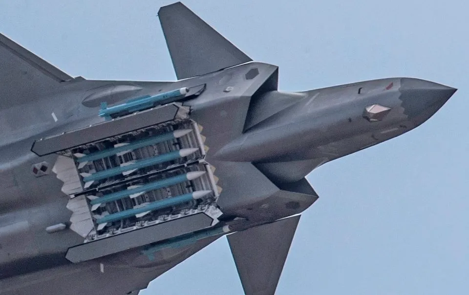 5th-Gen-J-20-Mighty-Dragon-Launching-PL-10-Missile.webp