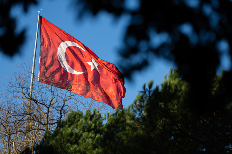 04.01.2025 Турция, Трабзон. Виды турецкого города на берегу Черного Моря. Флаг Турции