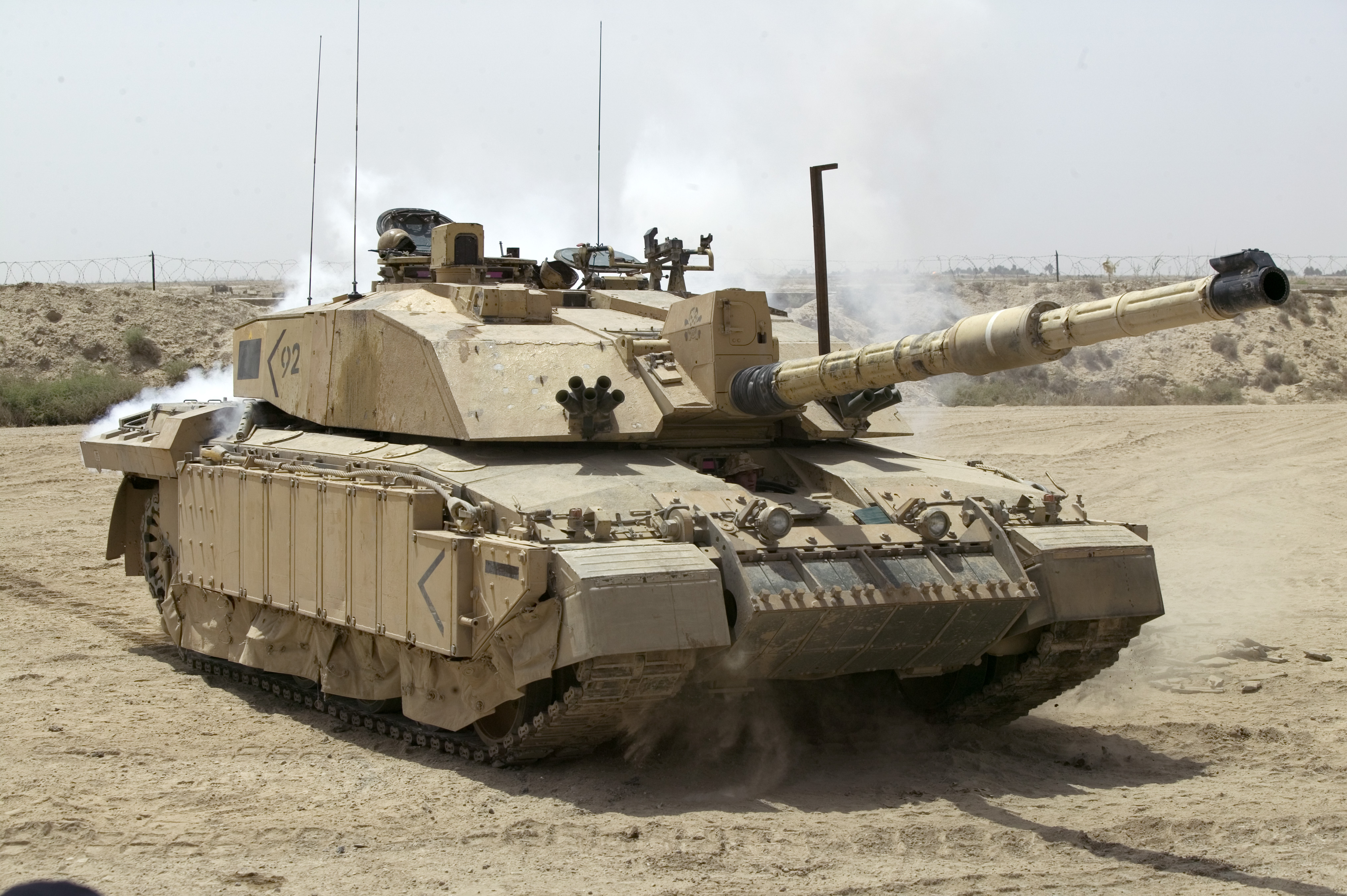 Challenger_2_Main_Battle_Tank_patrolling_outside_Basra_Iraq_MOD_45148325.jpg