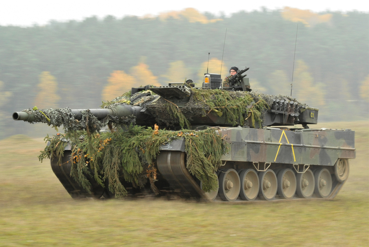 German_Army_Leopard_2A6_tank_in_Oct._2012-1.jpg
