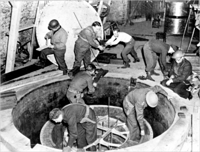 German_Experimental_Pile_-_Haigerloch_-_April_1945-2.jpg