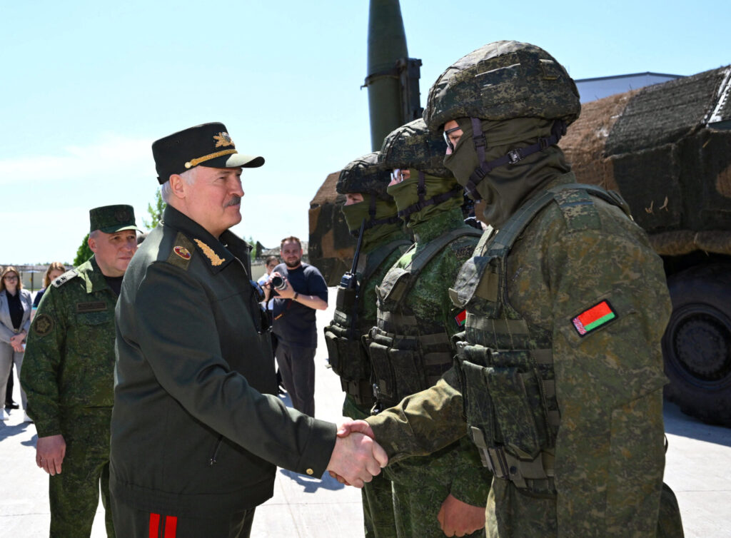 Lukashenko_i_beloruskaja_armija_1.jpg