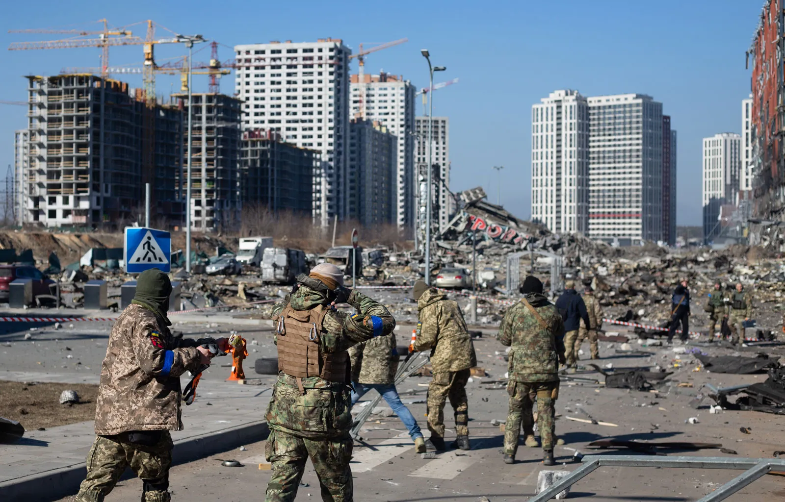 Russia-Ukraine-war-Ukrainian-servicemen-Kyiv-2022.webp