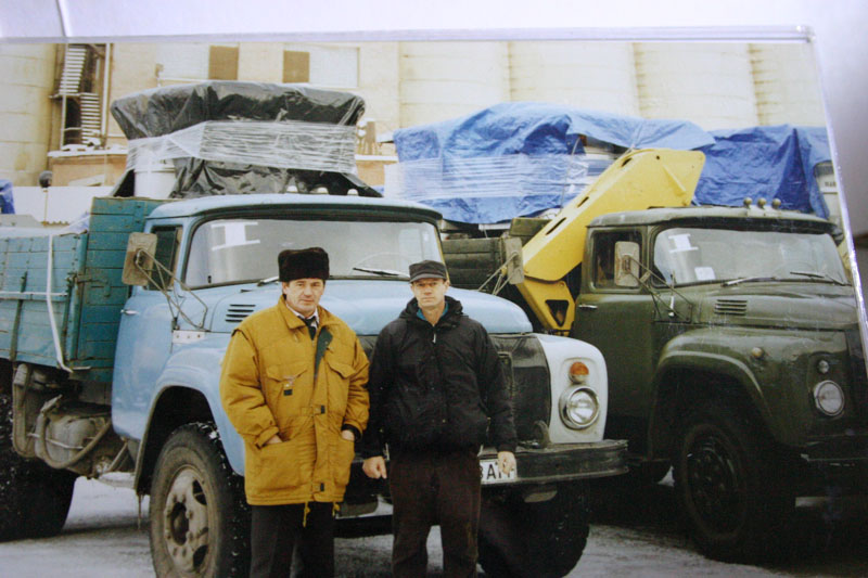 SAPPHIRE_8_Weber_in_front_of_trucks.jpg