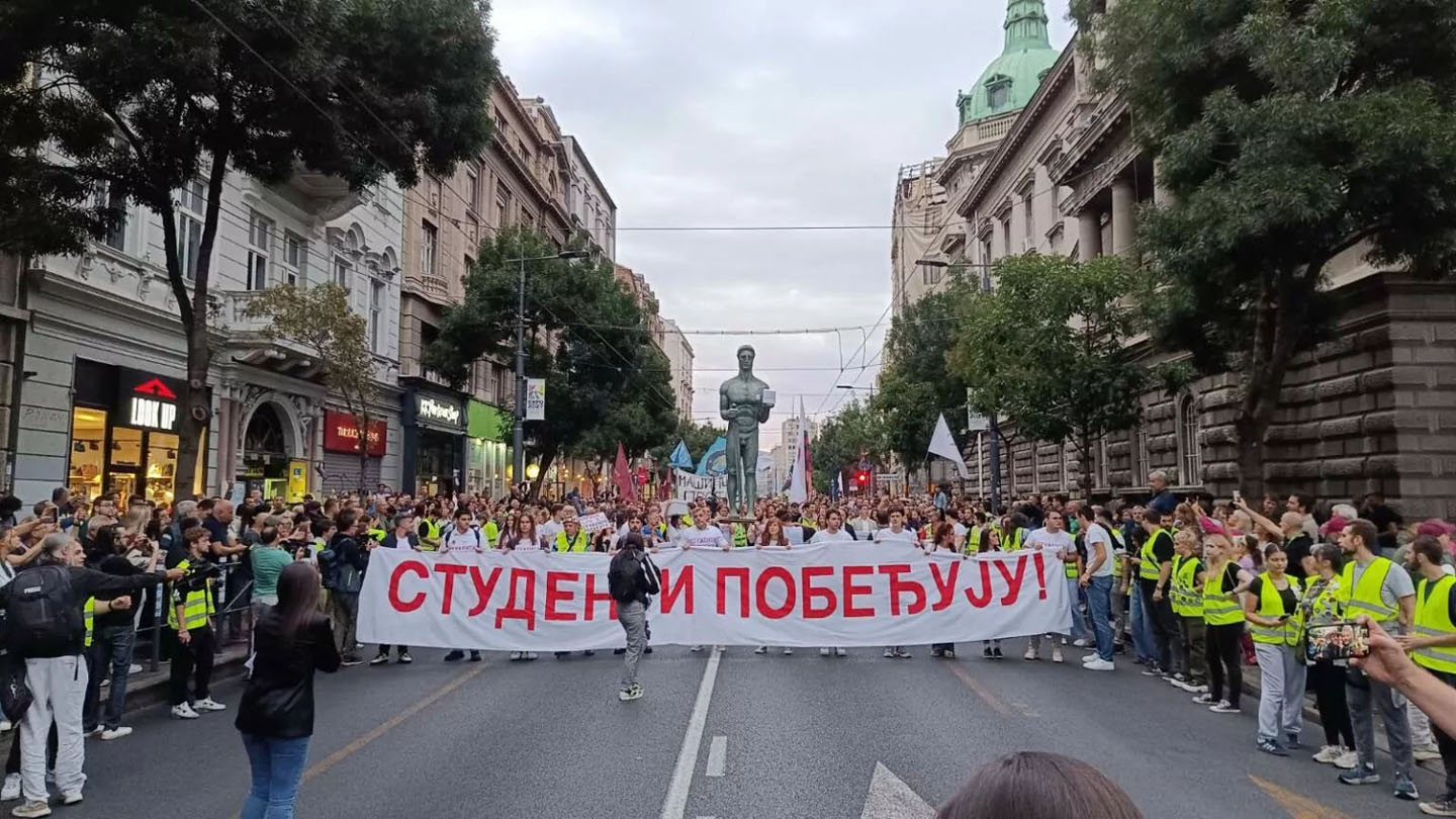 Mesto:BeogradDatum:14.09.2026Događaj: POLITIKA - Okupljanje studenata ispred Rektorata Univerziteta u Beogradu odakle kreću ka Republičkoj izbornoj komisiji, gde će predati potpise za listu "Studentska lista - Studenti pobedjuju".Fotoreporter:Aleksa PetrovskiLičnosti:Izvor:FoNet