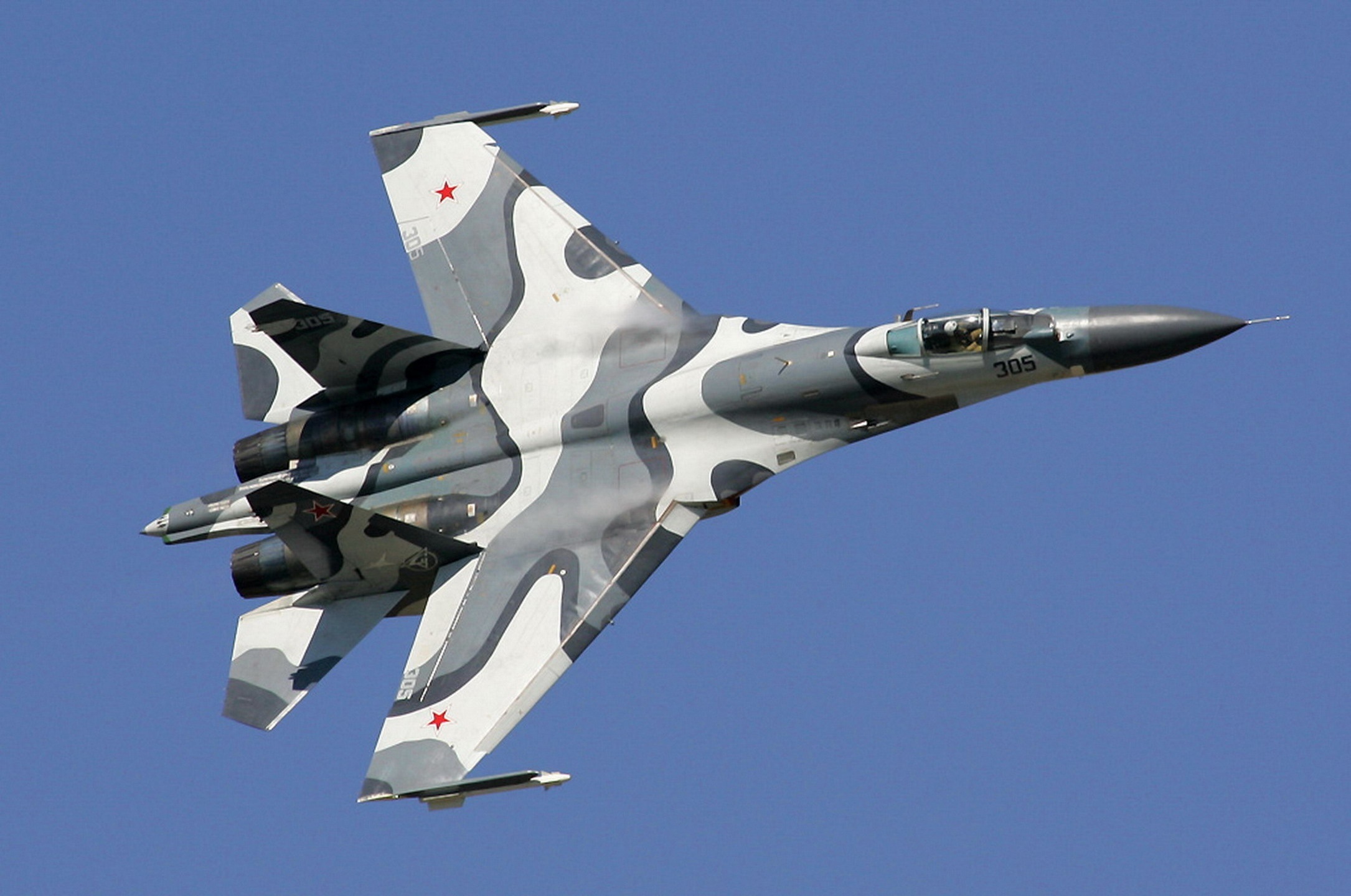 Sukhoi_Su-27SKM_at_MAKS-2005_airshow.jpg