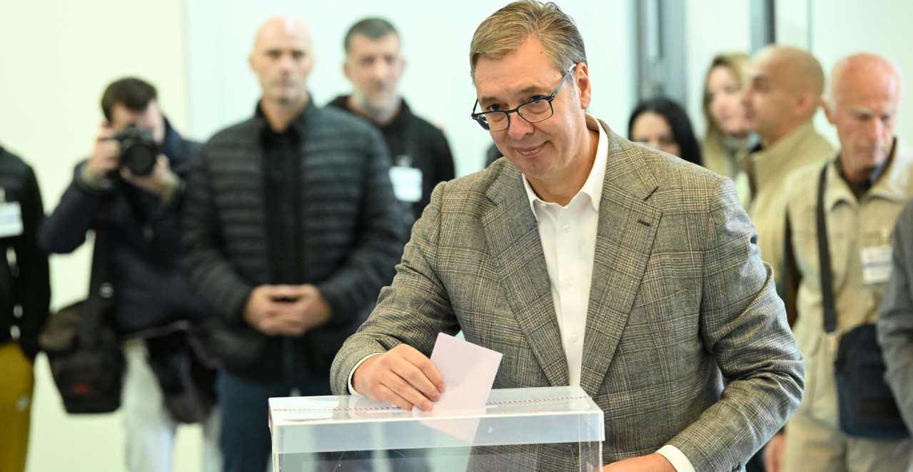 Vučić_glasa.jpg