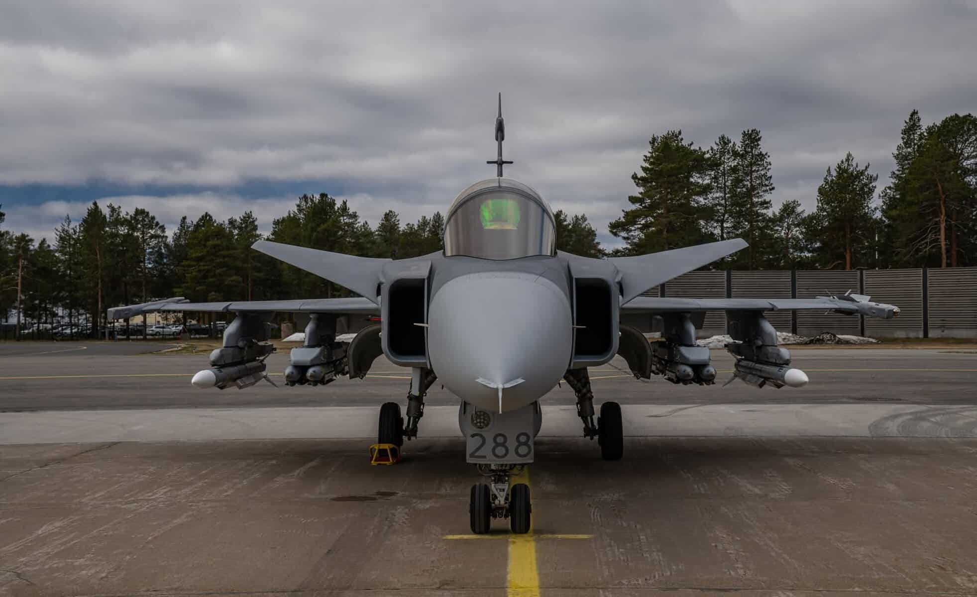 Övning Strike på Kallax. Övning i markmålsbekämpning tillsammans med SOG och F-35 från norska flygvapnet. Skarp bombfällning (GBU 49) i Vidsel. Under övningen hängs för första gången någonsin på F 21 GBU 39 under Jas 39. GBU-39 Small Diameter Bomb (SDB) är en precisionsstyrd glidbomb på 110 kg. Den avfyras från luften mot markmål och har tre olika sökarlägen, radar, IR eller laserstyrning.