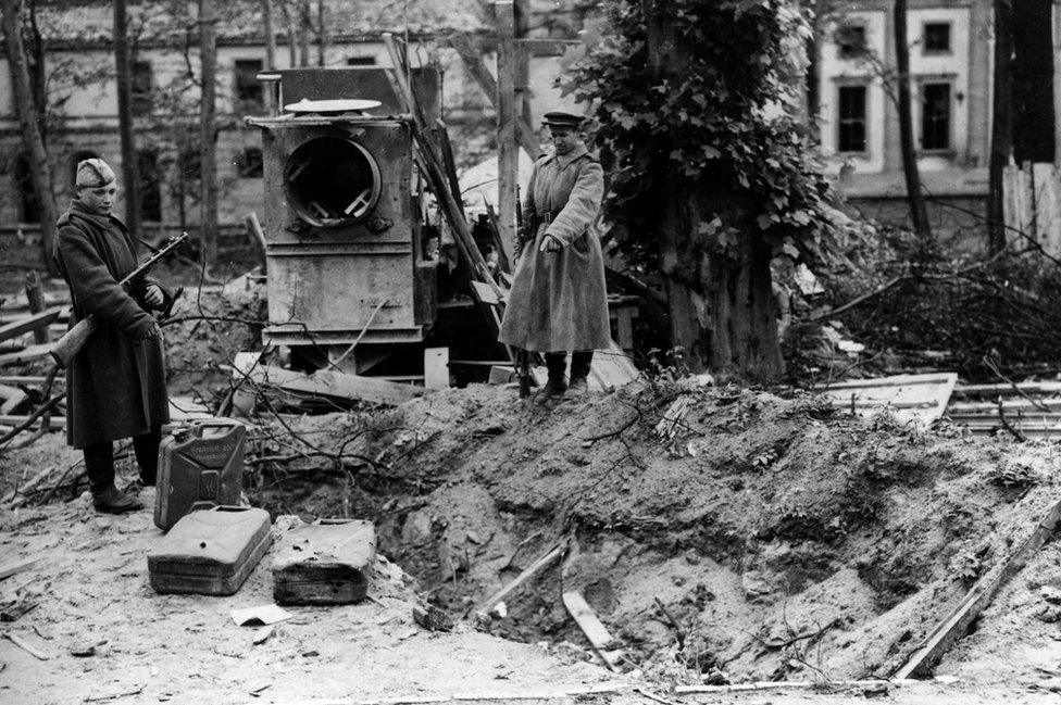 _92125015_hitlergravegetty45.jpg