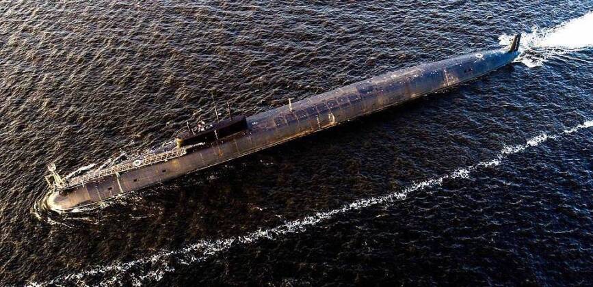 ARKHANGELSK REGION, RUSSIA - JULY 23, 2019: An aerial view of the K-549 Knyaz Vladimir Borei-class nuclear-powered ballistic missile submarine of the Sevmash shipbuilding enterprise, a subsidiary of the United Shipbuilding Corporation, off the city of Severodvinsk. The Sevmash shipyard is specialized in projecting vessels, manufacturing marine facilities for oil and gas extraction, products for machine-building, metallurgy, oil and gas industry and other industrial sectors. Sevmash also conducts the full cycle of building and testing submarines with nuclear power units. Sergei Bobylev/TASS–ÓÒÒËˇ. ¿ı‡Ì„ÂÎ¸ÒÍ‡ˇ Ó·Î‡ÒÚ¸. —Â‚ÂÓ‰‚ËÌÒÍ. —Ú‡ÚÂ„Ë˜ÂÒÍ‡ˇ ‡ÚÓÏÌ‡ˇ ÔÓ‰‚Ó‰Ì‡ˇ ÎÓ‰Í‡ ÔÓÂÍÚ‡ 955¿ (ÍÎ‡ÒÒ &quot;¡ÓÂÈ-¿&quot;) &quot; ÌˇÁ¸ ¬Î‡‰ËÏË&quot; ‚ ‡Í‚‡ÚÓËË —Â‚ÂÓ‰‚ËÌÒÍ‡ Ì‡ ÚÂËÚÓËË ÔÓËÁ‚Ó‰ÒÚ‚ÂÌÌÓ„Ó Ó·˙Â‰ËÌÂÌËˇ &quot;—Â‚Ï‡¯&quot; (‚ıÓ‰ËÚ ‚ ÒÓÒÚ‡‚ Œ·˙Â‰ËÌÂÌÌÓÈ ÒÛ‰ÓÒÚÓËÚÂÎ¸ÌÓÈ ÍÓÔÓ‡ˆËË). —Û‰ÓÒÚÓËÚÂÎ¸Ì˚È ÍÓÏÔÎÂÍÒ &quot;—Â‚Ï‡¯&quot; ÒÔÂˆË‡ÎËÁËÛÂÚÒˇ Ì‡ ÔÓÂÍÚËÓ‚‡ÌËË ÒÛ‰Ó‚, ÔÓËÁ‚Ó‰ÒÚ‚Â ÏÓÒÍÓÈ ÚÂıÌËÍË ‰Îˇ ‰Ó·˚˜Ë ÌÂÙÚË Ë „‡Á‡, ËÁ„ÓÚÓ‚ÎÂÌËË ÔÓ‰ÛÍˆËË ‰Îˇ Ï‡¯ËÌÓÒÚÓËÚÂÎ¸ÌÓÈ, ÏÂÚ‡ÎÎÛ„Ë˜ÂÒÍÓÈ, ÌÂÙÚÂ„‡ÁÓ‚ÓÈ Ë ‰Û„Ëı ÓÚ‡ÒÎÂÈ ÔÓÏ˚¯ÎÂÌÌÓÒÚË. œÂ‰ÔËˇÚËÂ ‚˚ÔÓÎÌˇÂÚ ‚ÂÒ¸ ˆËÍÎ ÒÚÓËÚÂÎ¸ÒÚ‚‡ Ë ËÒÔ˚Ú‡ÌËÈ ÔÓ‰ÎÓ‰ÓÍ Ò ‡ÚÓÏÌ˚ÏË ˝ÌÂ„ÂÚË˜ÂÒÍËÏË ÛÒÚ‡ÌÓ‚Í‡ÏË. —Â„ÂÈ ¡Ó·˚ÎÂ‚/“¿——