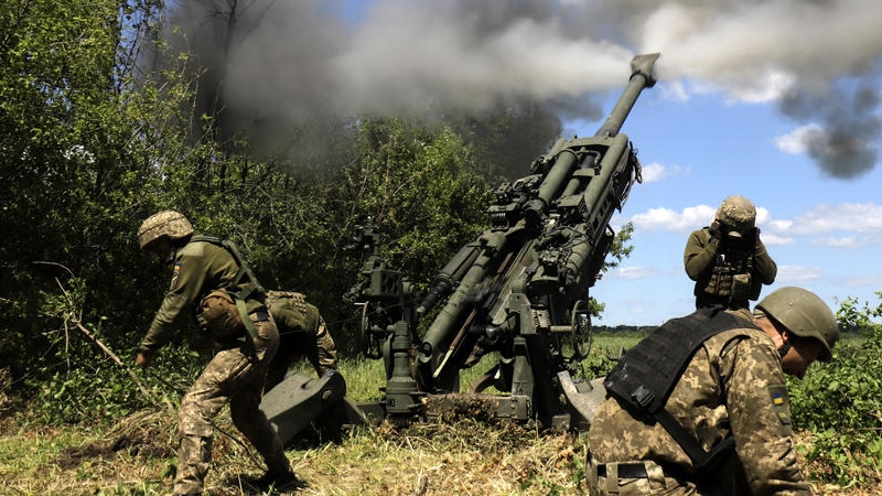 epa09999054 Ukrainian servicemen fire a M777 howitzer at a frontline in the Donetsk area, Ukraine, 06 June 2022 amid heavy battles in the region. On 24 February, Russian troops had entered Ukraine causing fighting and destruction in the country and a humanitarian crisis.  EPA-EFE/STR