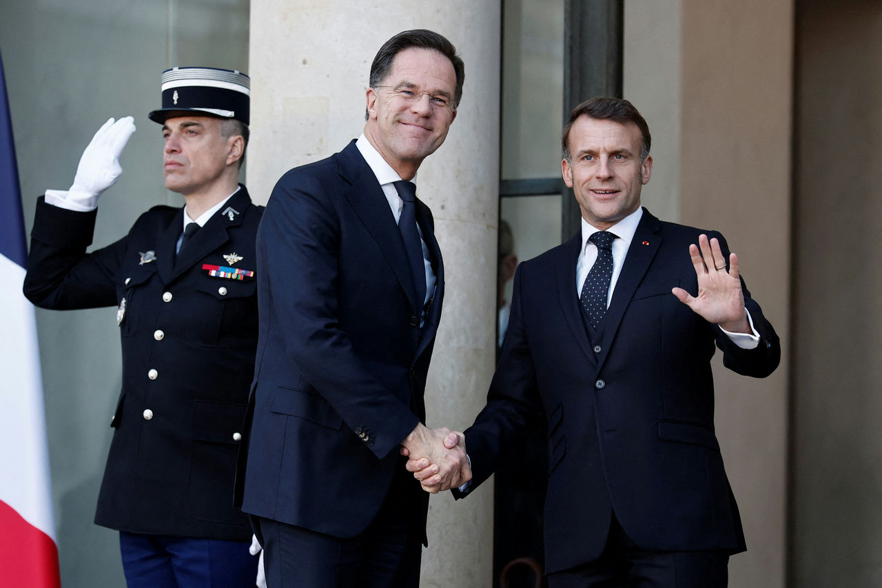 French President Emmanuel Macron shakes hands with NATO Secretary General Mark Rutte as he arrives for a summit of the so-called 'Coalition of the Willing' at the Elysee Palace in Paris, France, January 6, 2026. REUTERS/Benoit Tessier