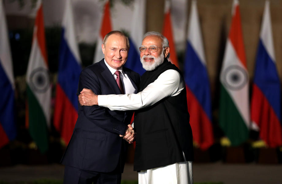 epaselect epa09625575 Indian Prime Minister Narendra Modi (R) and Russian President Vladimir Putin pose for a photo prior to a meeting in New Delhi, India 06 December 2021. Putin arrived in India to attend the 21st India-Russia annual summit 2021.  EPA-EFE/HARISH TYAGI