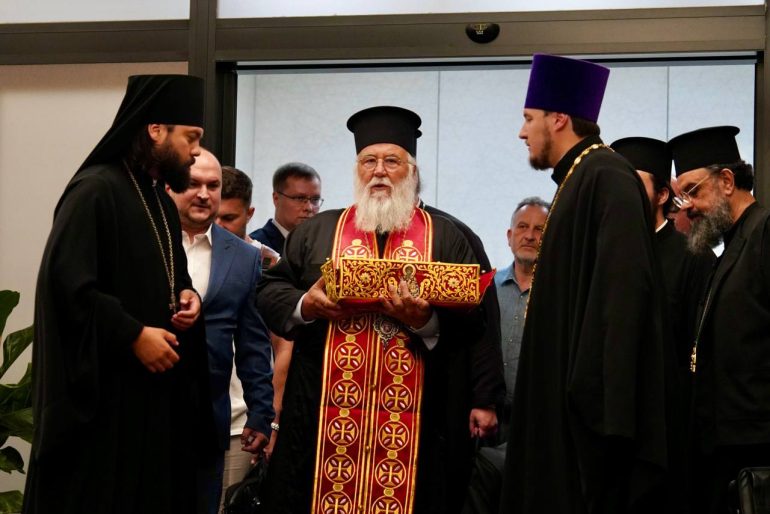 sti-rosia-o-mitropolitis-kerkyras-nektarios-me-ti-dexia-cheira-tou-agiou-spyridonos-1.jpg