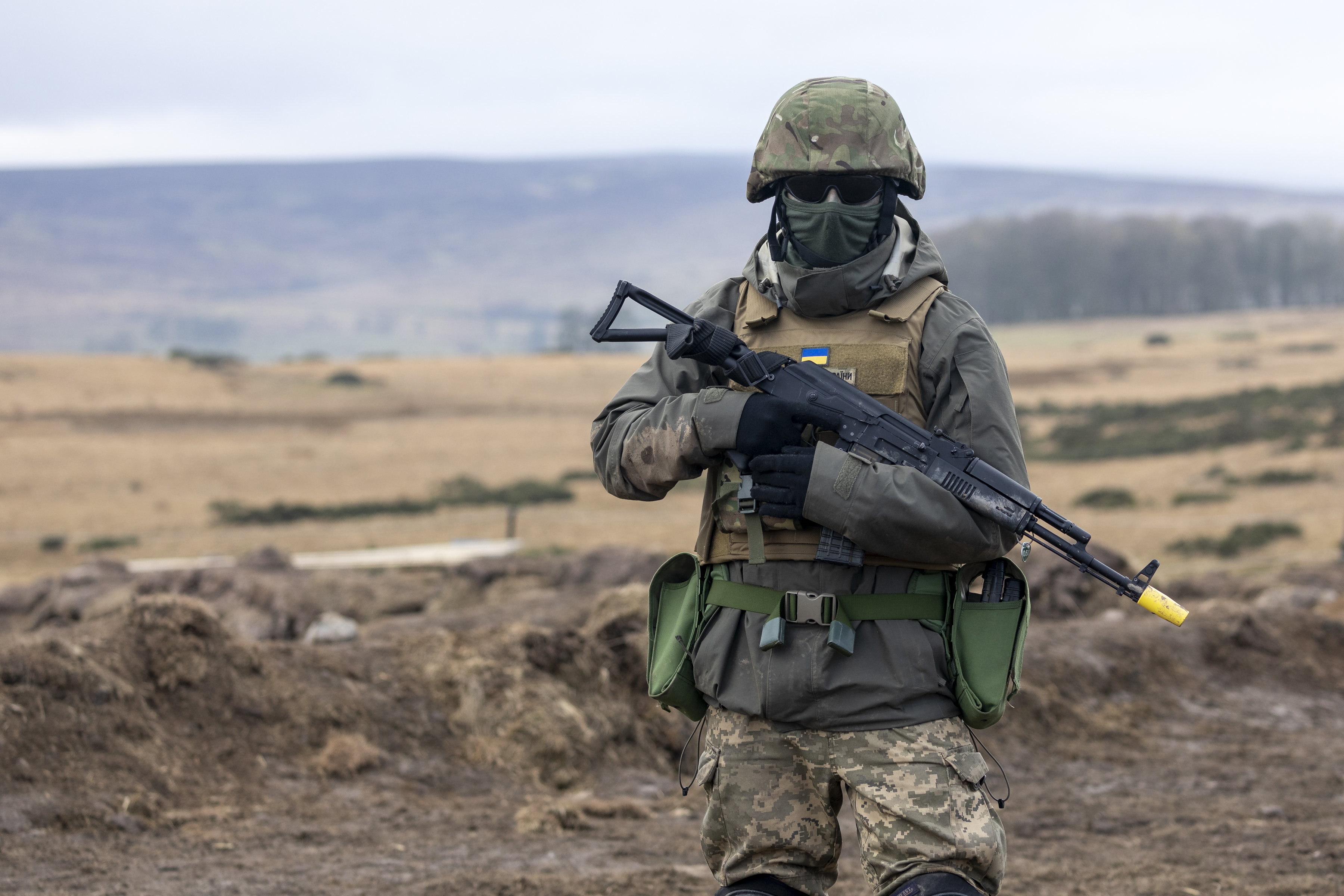 The UK is continuing to train personnel from the Armed Forces of Ukraine, and has so far trained over 10,000 troops.Pictured here are Ukrainian volunteers being trained in the North West of England during an International Media Day for multinational, supporting the Armed Forces of Ukraine (AFU). The training demonstrated newly acquired skills in operating in an urban environment, emergency first aid, and live firing.  