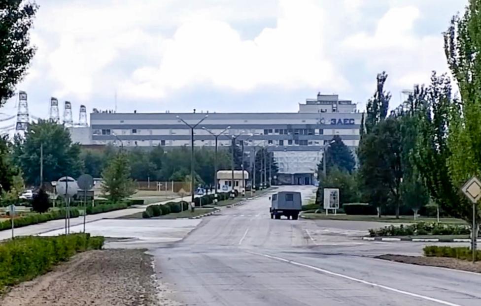 Украина. Запорожская область. Энергодар. Вид на Запорожскую атомную электростанцию (АЭС). По сообщениям Минобороны РФ, 7 августа в результате обстрела ВСУ была повреждена высоковольтная линия &quot;Каховская&quot;, обеспечивавшая подачу электроэнергии в Запорожскую и Херсонскую области. На Запорожской АЭС произошел скачок напряжения, вызвавший задымление на открытом распределительном устройстве станции. Также сработала система защиты, отключившая подачу электроэнергии. Снимок с видео. Максимально возможное качество. Пресс-служба Минобороны РФ/ТАССПРЕДОСТАВЛЕНО ТРЕТЬЕЙ СТОРОНОЙ 8 АВГУСТА 2022. ТОЛЬКО ДЛЯ РЕДАКЦИОННОГО ИСПОЛЬЗОВАНИЯ