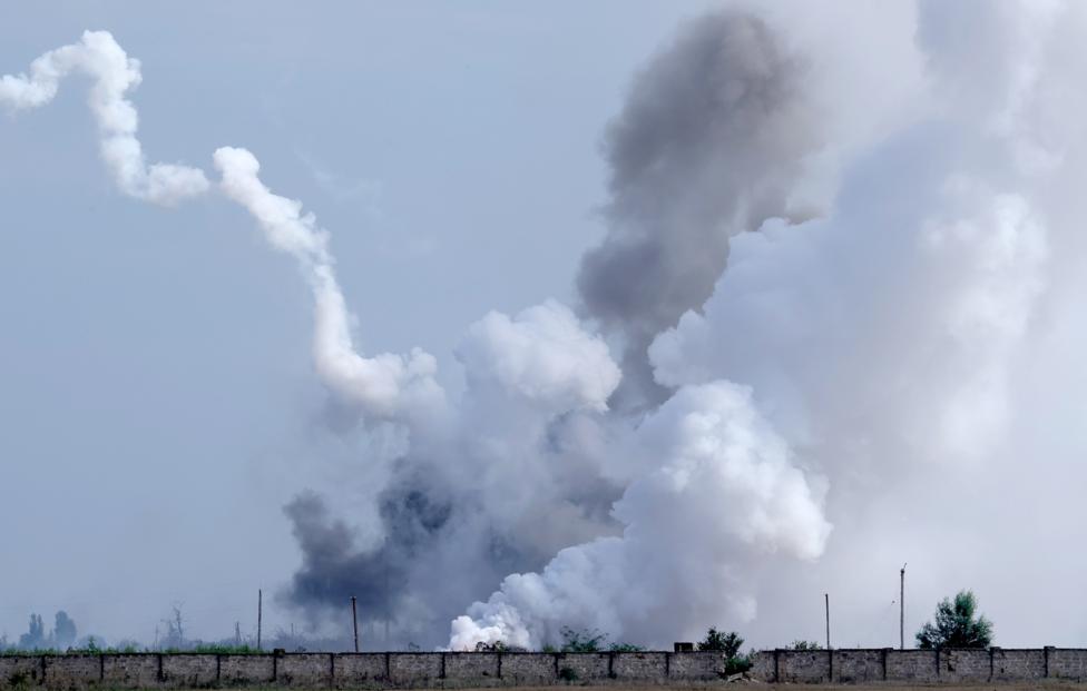 Россия. Республика Крым. Джанкойский район. Дым от пожара на территории площадки временного хранения боеприпасов одной из воинских частей в районе населенного пункта Майское. В результате возгорания произошла детонация хранившихся боеприпасов. Сергей Мальгавко/ТАСС