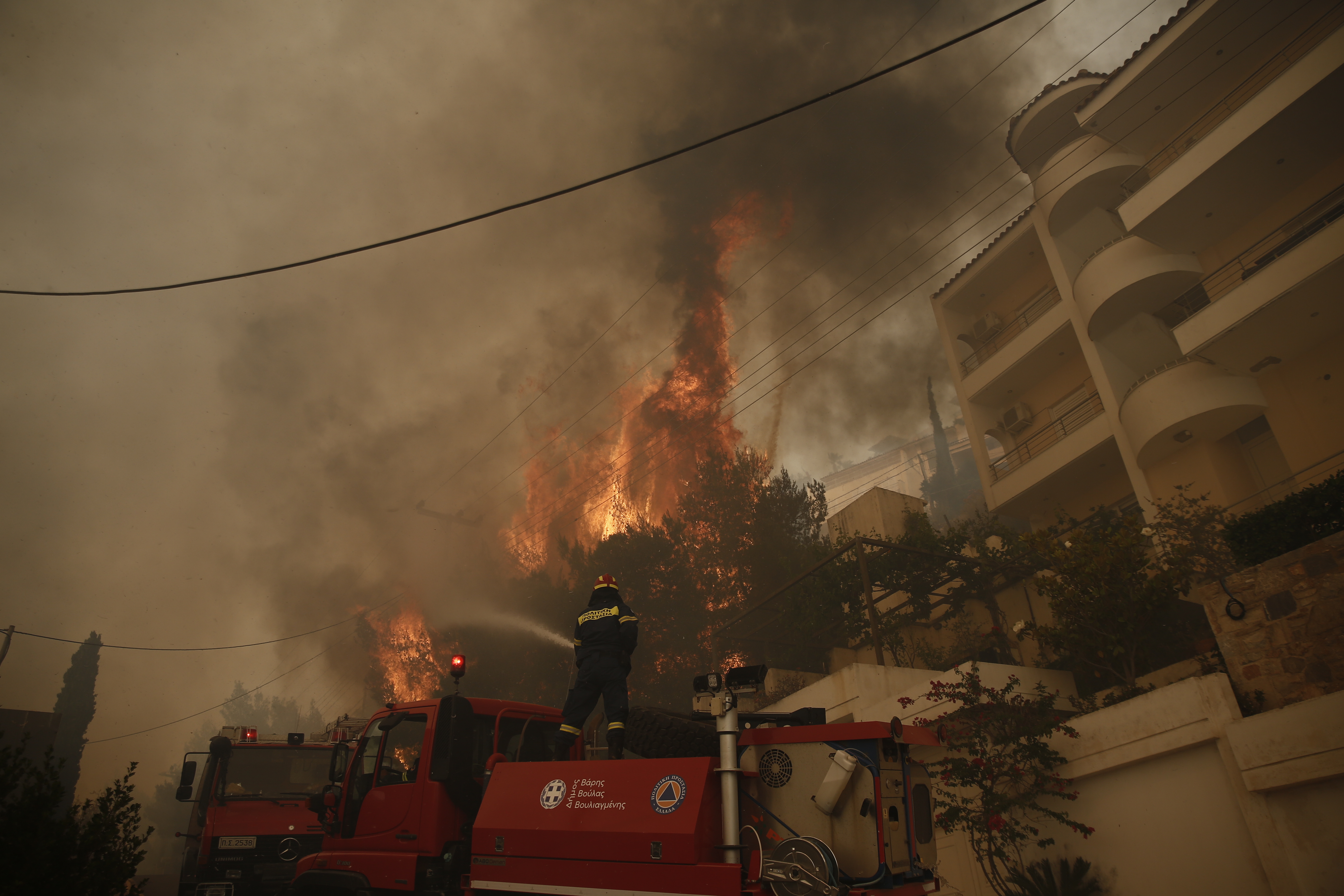 Πυροσβέστες επιχειρούν στην κατάσβεση φωτιάς που καίει μέσα σε κατοικημένη περιοχή στην Άνω Βούλα, Σάββατο 4 Ιουνίου 2022. Προς τη Βούλα έχει κινηθεί η φωτιά, που ξέσπασε νωρίτερα σε περιοχή της Άνω Γλυφάδας. Κι εκεί πλέον αρχίζει να απειλείται κατοικημένη περιοχή. Μάλιστα ο δήμαρχος Βάρης-Βούλας-Βουλιαγμένης Γρηγόρης Κωνσταντέλλος ζήτησε να γίνει εκκένωση της περιοχής Πανόραμα, από την οδό Υμηττού και προς τον ορεινό όγκο και οι κάτοικοι να συνεργαστούν με τις Αρχές. ΑΠΕ-ΜΠΕ/ΑΠΕ-ΜΠΕ/ΓΙΑΝΝΗΣ ΚΟΛΕΣΙΔΗΣ