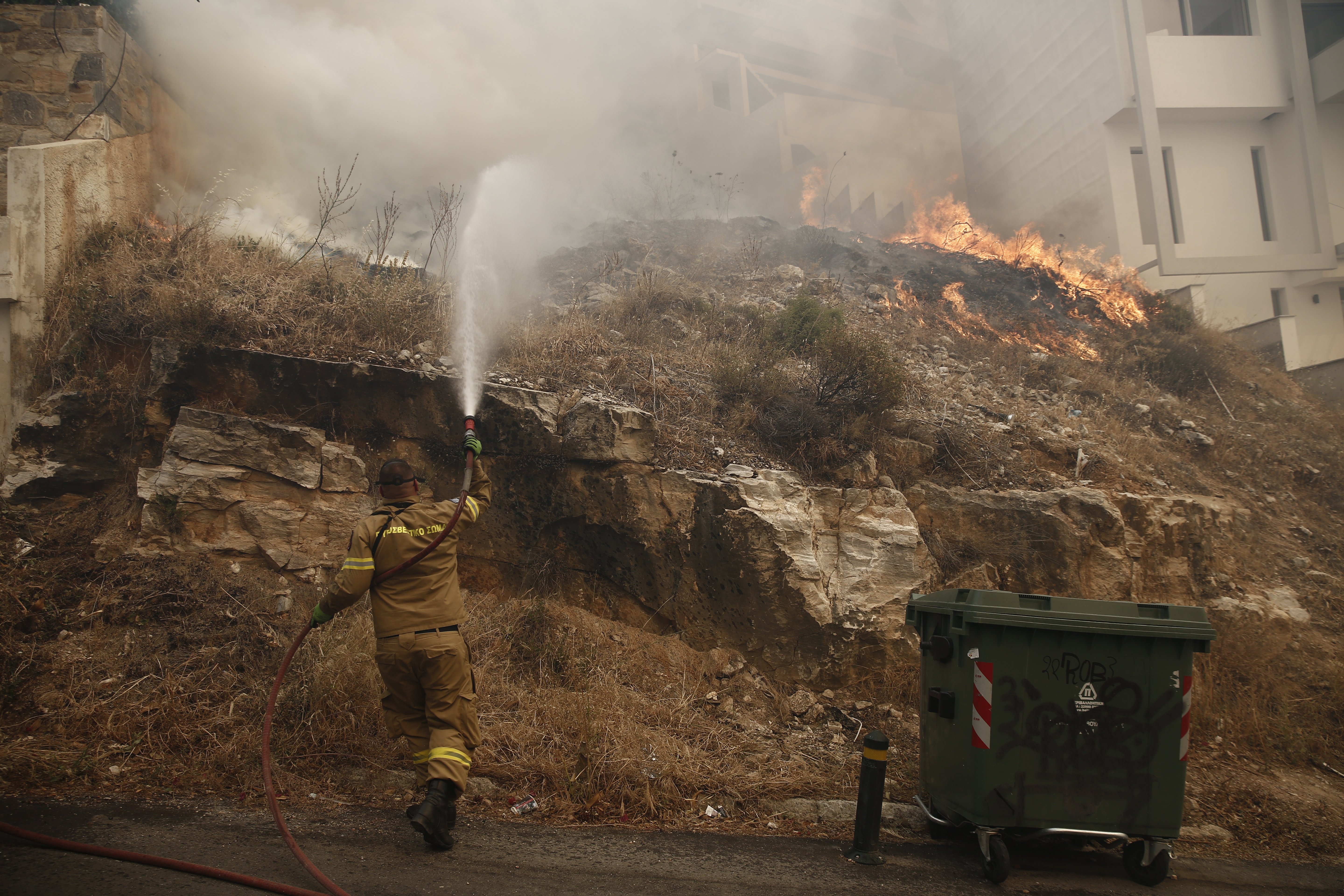 Πυροσβέστης επιχειρεί στην κατάσβεση φωτιάς που καίει μέσα σε κατοικημένη περιοχή στην Άνω Βούλα, Σάββατο 4 Ιουνίου 2022. Προς τη Βούλα έχει κινηθεί η φωτιά, που ξέσπασε νωρίτερα σε περιοχή της Άνω Γλυφάδας. Κι εκεί πλέον αρχίζει να απειλείται κατοικημένη περιοχή. Μάλιστα ο δήμαρχος Βάρης-Βούλας-Βουλιαγμένης Γρηγόρης Κωνσταντέλλος ζήτησε να γίνει εκκένωση της περιοχής Πανόραμα, από την οδό Υμηττού και προς τον ορεινό όγκο και οι κάτοικοι να συνεργαστούν με τις Αρχές. ΑΠΕ-ΜΠΕ/ΑΠΕ-ΜΠΕ/ΓΙΑΝΝΗΣ ΚΟΛΕΣΙΔΗΣ