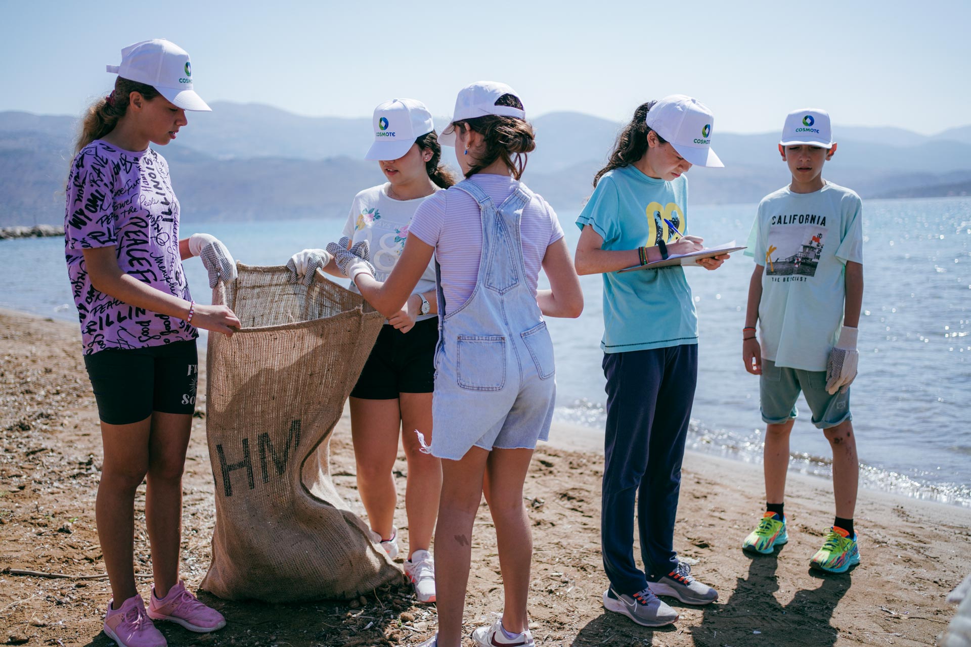 COSMOTE-Cleaning_plastic_Kefalonia-1.jpg