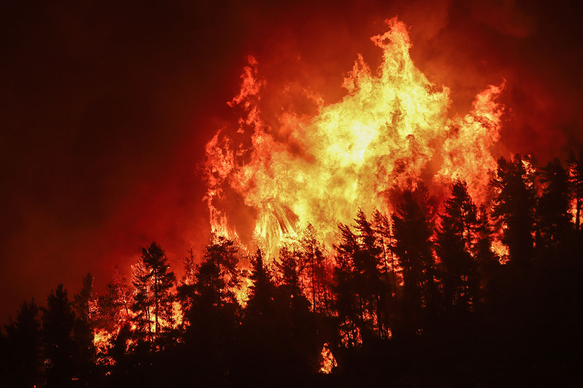Πυρκαγιά στην Βόρεια Εύβοια, Κυριακή 8 Αυγούστου 2021. Στιγμιότυπο από το χωριό Γούβες.(EUROKINISSI/ΒΑΣΙΛΗΣ ΡΕΜΠΑΠΗΣ)