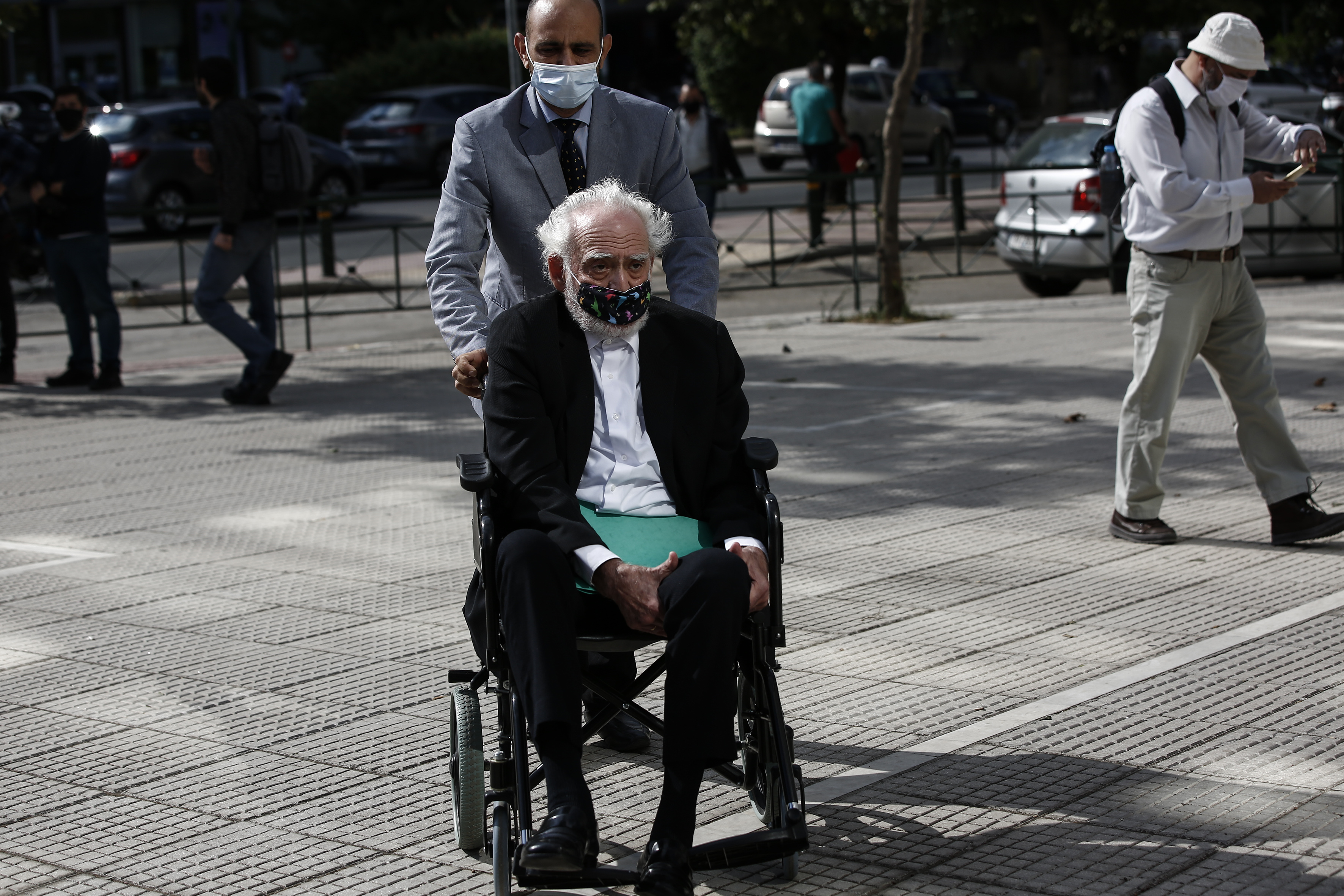 Ο πρώην υπουργός Άκης Τσοχατζόπουλος σε αναπηρικό καροτσάκι συνοδεύεται για να οδηγηθεί στον Άρειο Πάγο, Αθήνα Πέμπτη 22 Οκτωβρίου 2020. ΑΠΕ-ΜΠΕ/ΑΠΕ-ΜΠΕ/ΓΙΑΝΝΗΣ ΚΟΛΕΣΙΔΗΣ