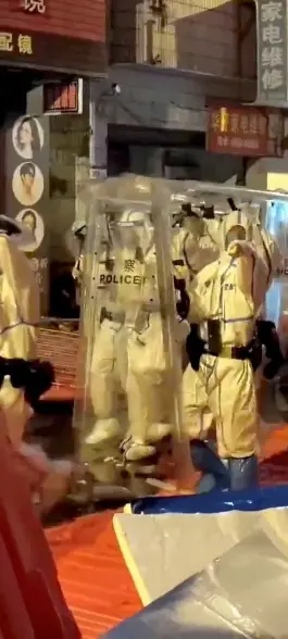 chinese-protesters-clash-hazmat-suit-cops-07.webp