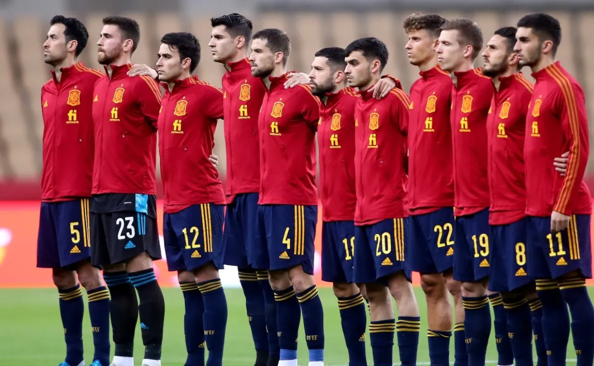 players_of_spain_line_up_prior_a_game_in_2021__xgettyx.jpg_242310155.webp