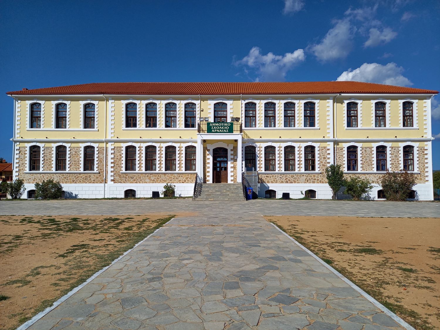 Δημοτικό_Σχολείο_Αρναίας.jpg