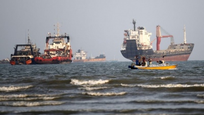 Τάνκερ χτυπήθηκε στα Στενά του Hormuz – Ξέσπασε φωτιά από άγνωστο βλήμα