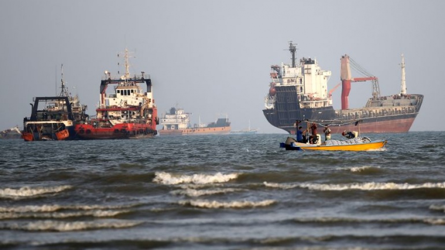 Τάνκερ χτυπήθηκε στα Στενά του Hormuz – Ξέσπασε φωτιά από άγνωστο βλήμα