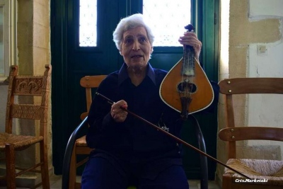 Ασπασία Παπαδάκη: «Έφυγε» από τη ζωή η πρώτη λυράρισα της Κρήτης