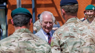 Επίσκεψη Βασιλιά Κάρολου σε στρατιωτική βάση: «Χαίρομαι που μου επιτράπηκε να βγω έξω από το κλουβί μου»