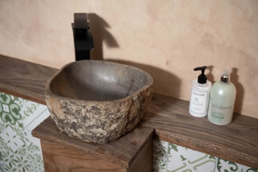 Τρελάθηκε ο κόσμος - Γυναίκα μπήκε σε τουαλέτα εστιατορίου και βγήκε με τον... νιπτήρα στην τσάντα!