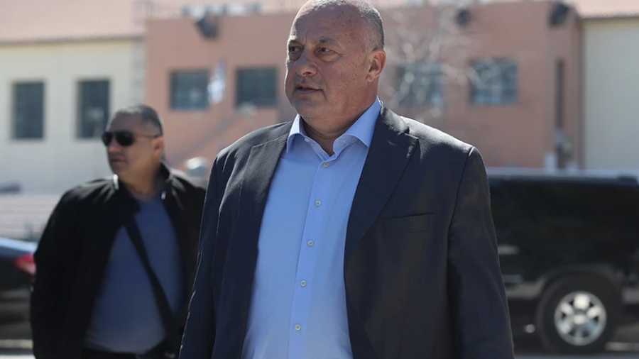 «Τόφαλος! Κάθεται σε ένα γραφείο και τρώει 7 σοκολατάκια την ώρα!» - Σάλος με τις δηλώσεις Μπέου για την Προϊστάμενη Μνημείων