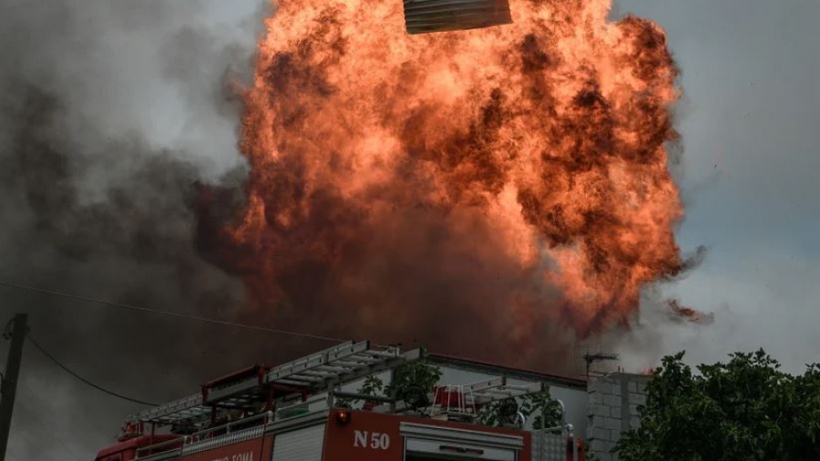 Σε ύφεση οι καταστροφικές πυρκαγιές στην Αττική – Σε επιφυλακή οι πυροσβεστικές δυνάμεις για αναζωπυρώσεις