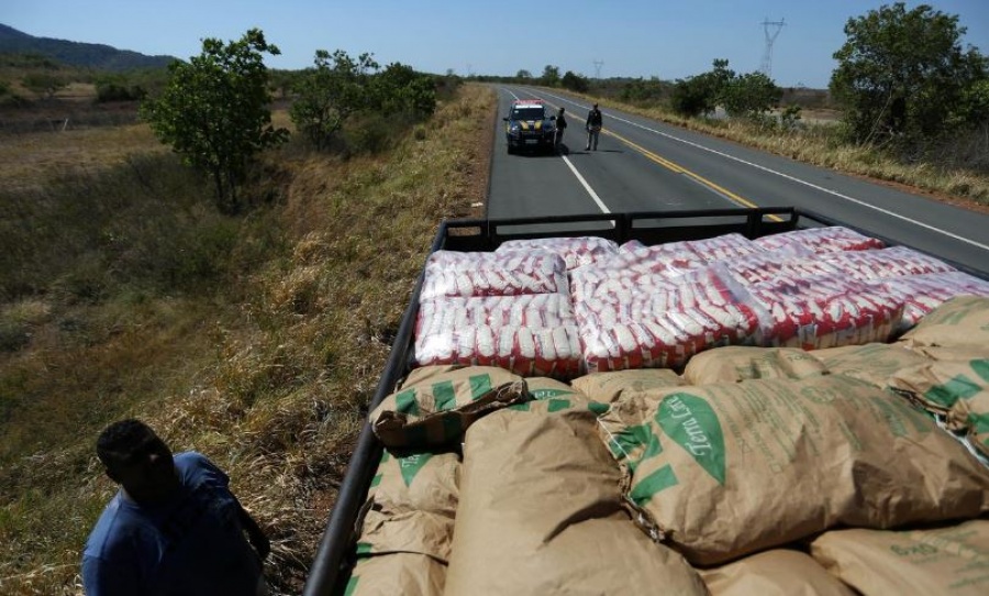 Reuters: Φορτηγό που μεταφέρει ανθρωπιστική βοήθεια εισήλθε από τη Βραζιλία στη Βενεζουέλα