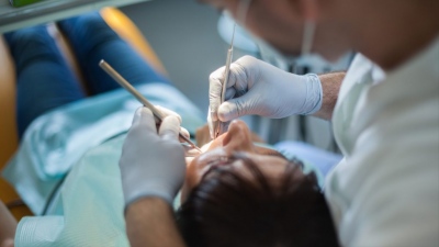 Γυναίκα μηνύει οδοντίατρο για 4 απονευρώσεις, 8 θήκες και 20 σφραγίσματα σε ένα ραντεβού