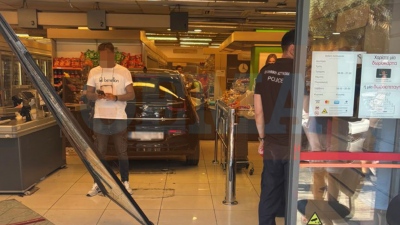 Aυτοκίνητο μπήκε σε σούπερ μάρκετ στην Πέτρου Ράλλη στη Νίκαια -Τρεις τραυματίες, ανάμεσά τους δύο παιδιά