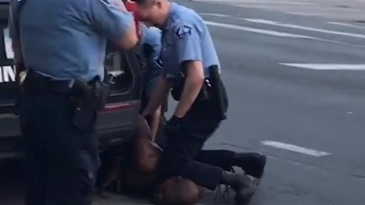 Νέο βίντεο ντοκουμέντο από τη σύλληψη του Floyd - Παρακαλά τους αστυνομικούς να μην τον πυροβολήσουν