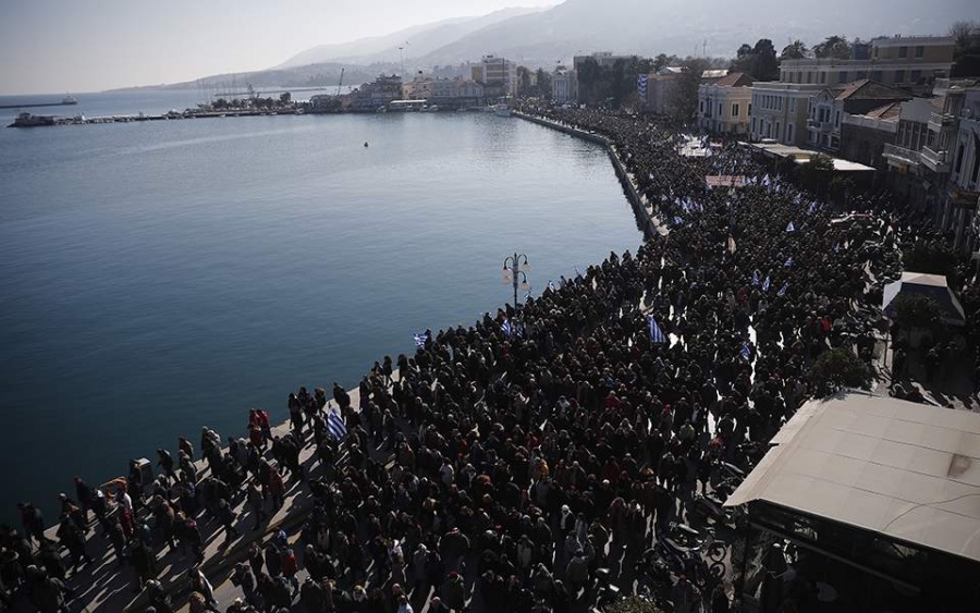 Μεγαλειώδεις συγκεντρώσεις διαμαρτυρίας κατά των μεταναστών σε Λέσβο, Σάμο, Χίο - Μηταράκης: Δικαιολογημένη η αγανάκτηση