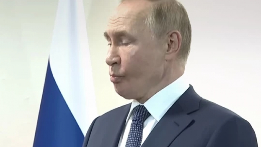 Έξαλλος ο Vladimir Putin - Ο Erdogan τον έστησε και περίμενε όρθιος... Οι μορφασμοί του Ρώσου προέδρου